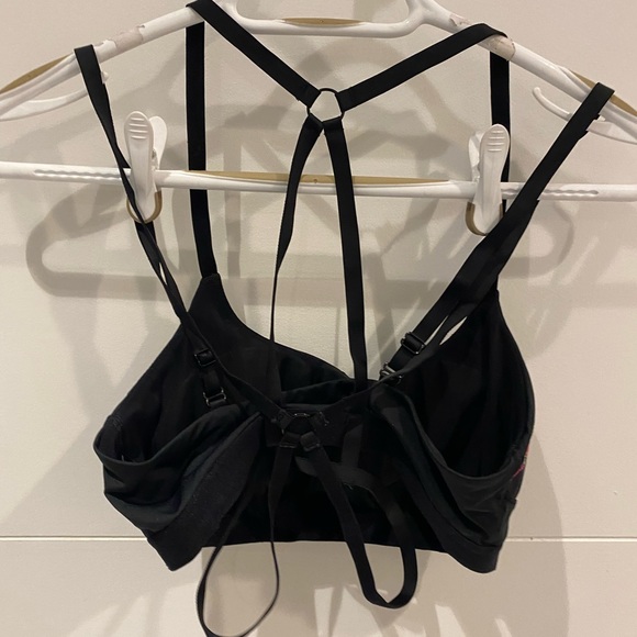 Small strappy sports bra - Picture 3 of 3